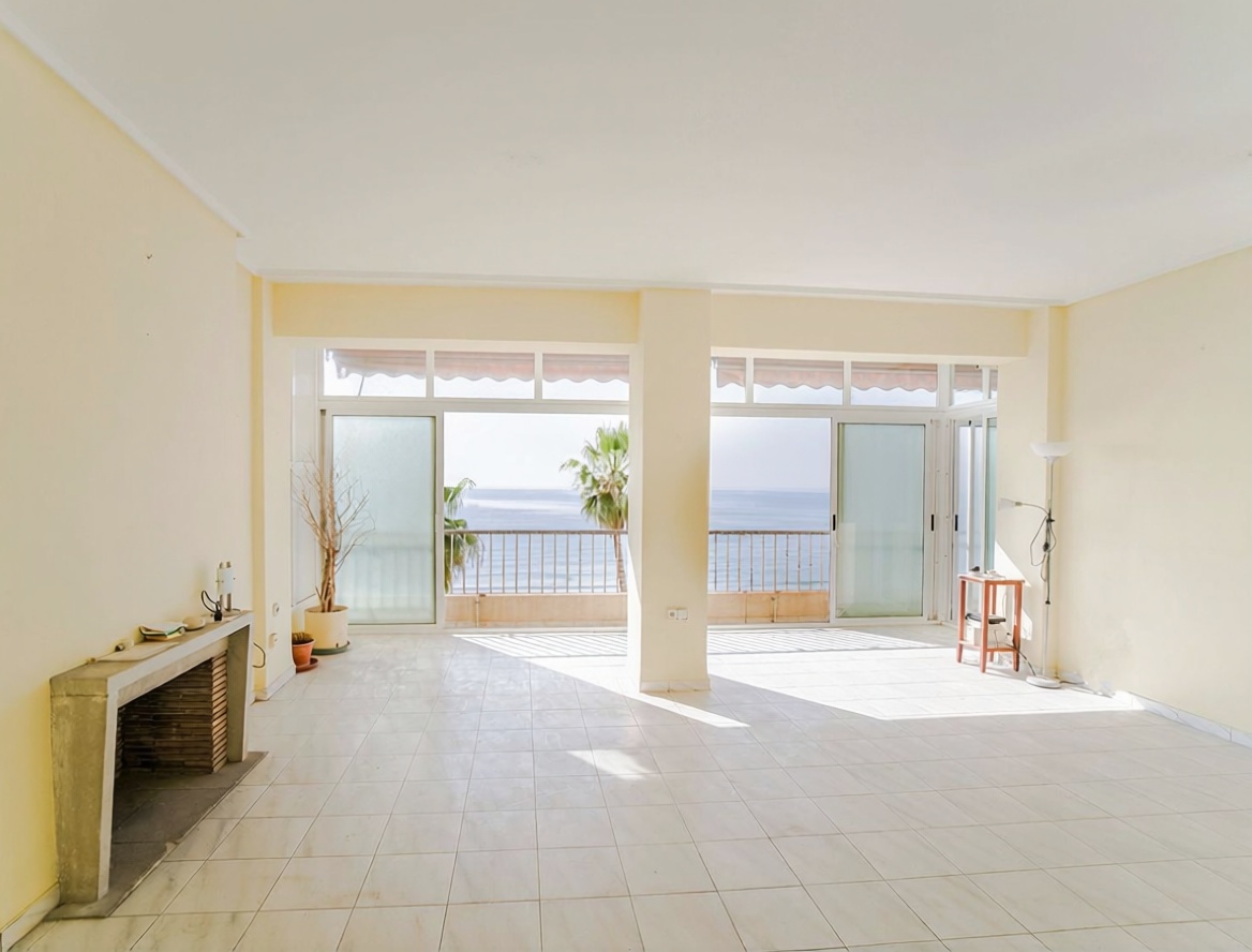 Beachfront flat in Alicante — Living room