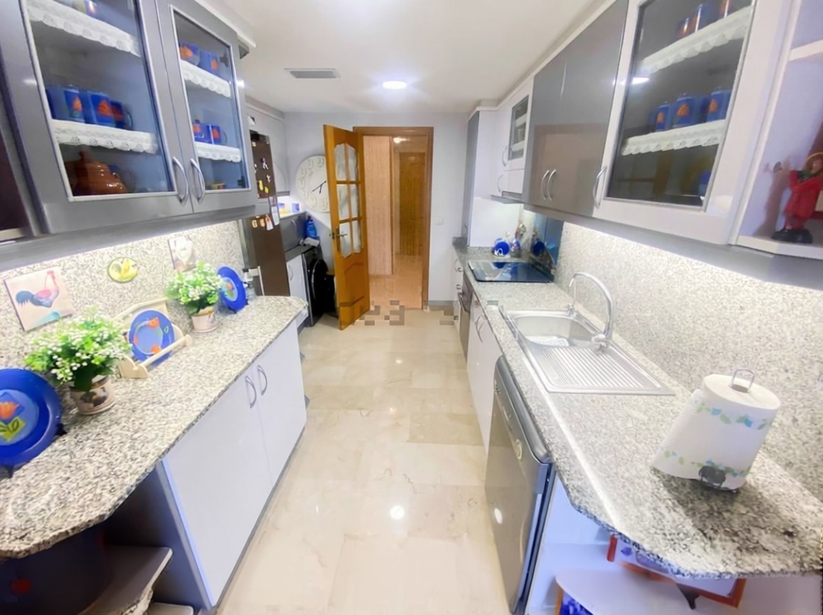 Wohnung in erste Strandlinie in Alicante — Küche