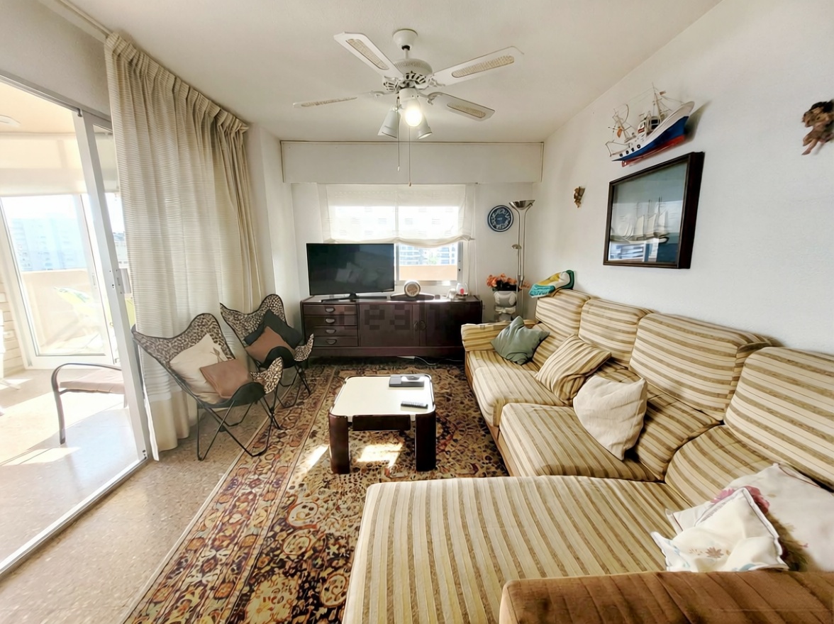 Beachfront flat in Alicante — Living room