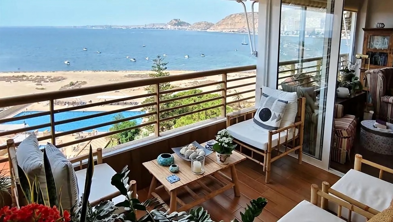 Beachfront flat in Alicante — Sea terrace