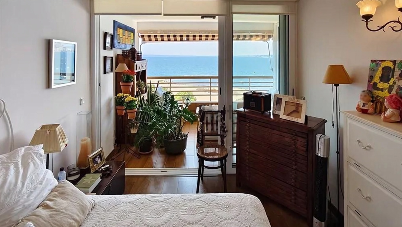 Beachfront flat in Alicante — Bedroom