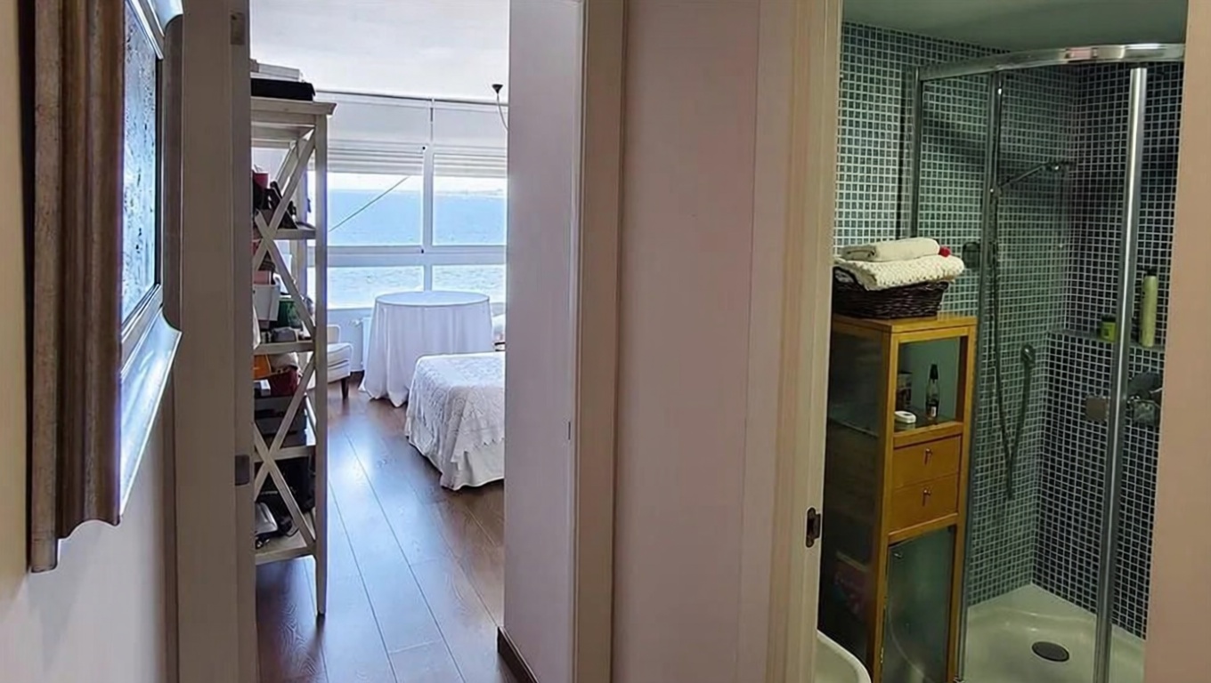 Beachfront flat in Alicante — Bathroom