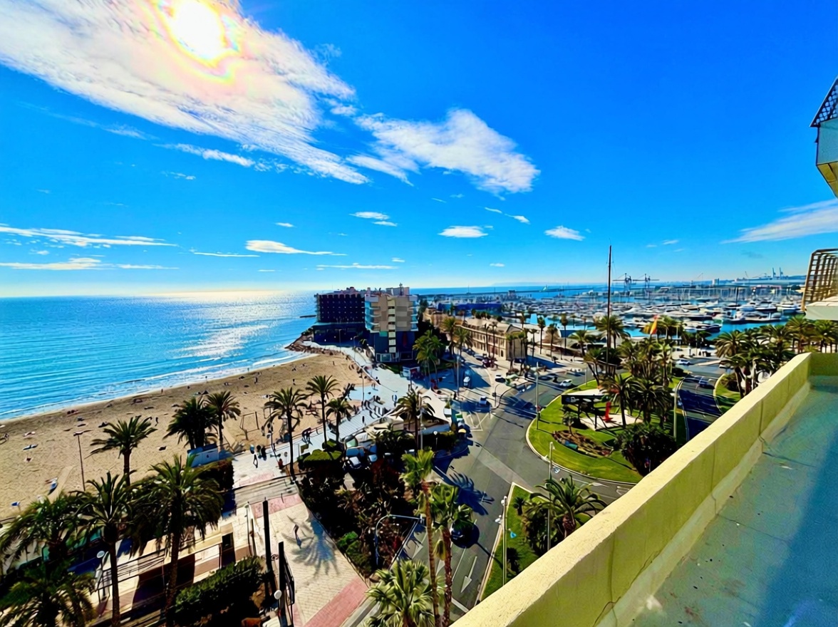 Beachfront flat in Alicante — Sea view
