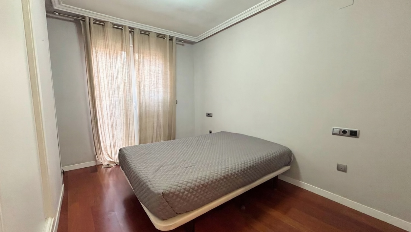 Beachfront flat in Alicante — Bedroom