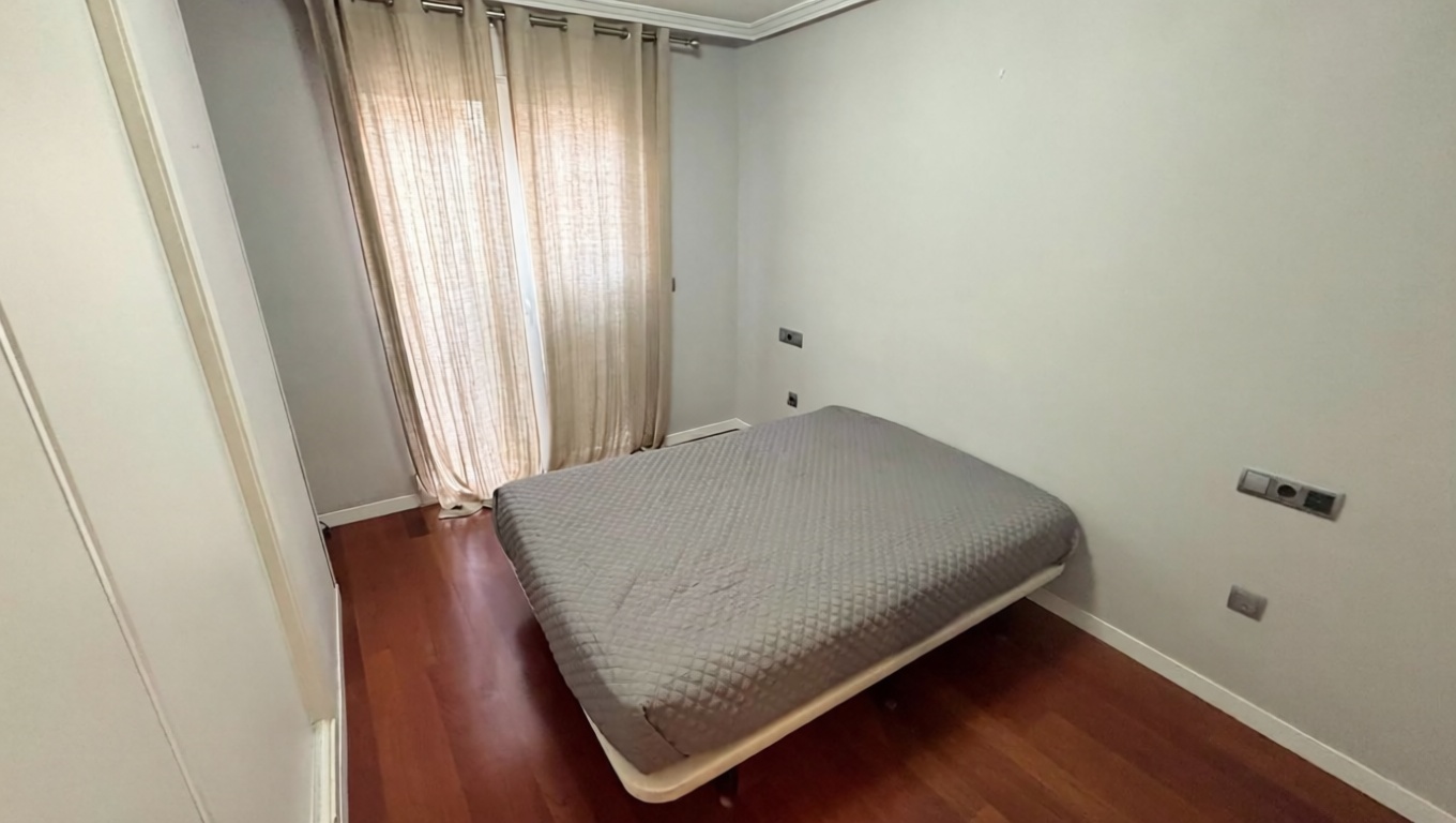 Beachfront flat in Alicante — Bedroom