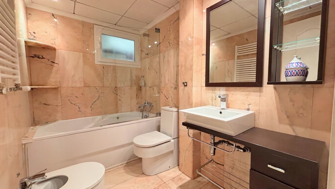 Beachfront flat in Alicante — Bathroom