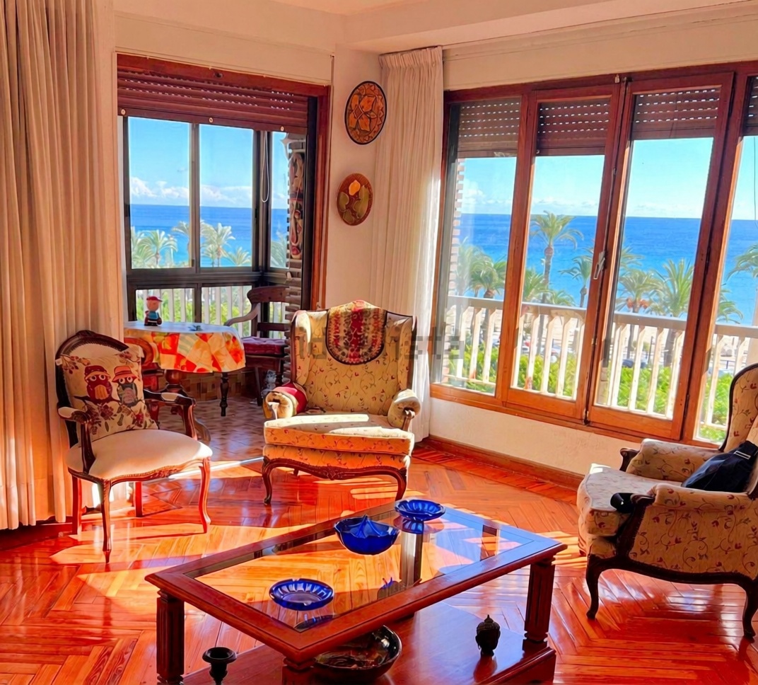 Wohnung in erste Strandlinie in Alicante — Wohnzimmer