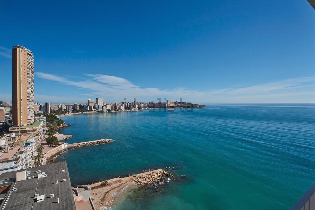 Beachfront flat in Alicante — Sea view