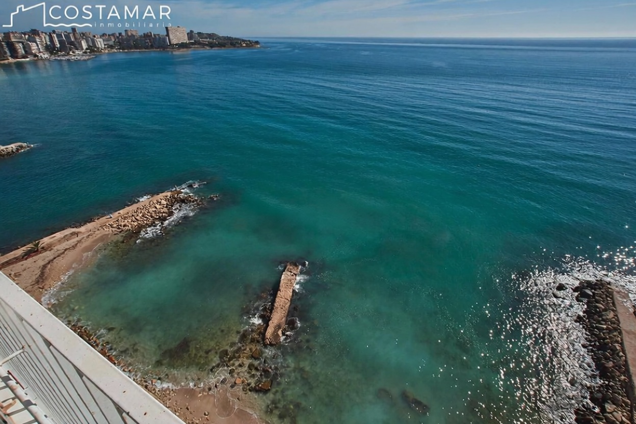 Beachfront flat in Alicante — Bedroom