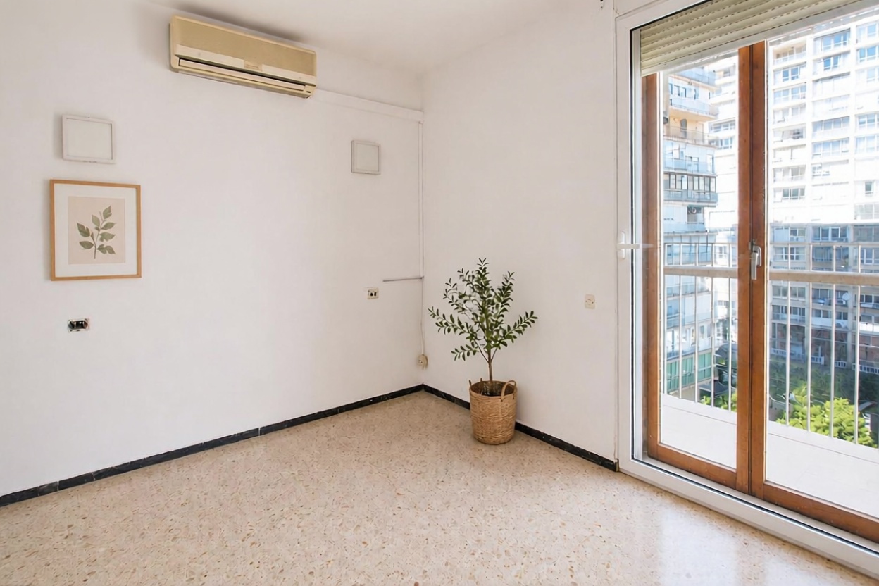 Beachfront flat in Alicante — Bedroom