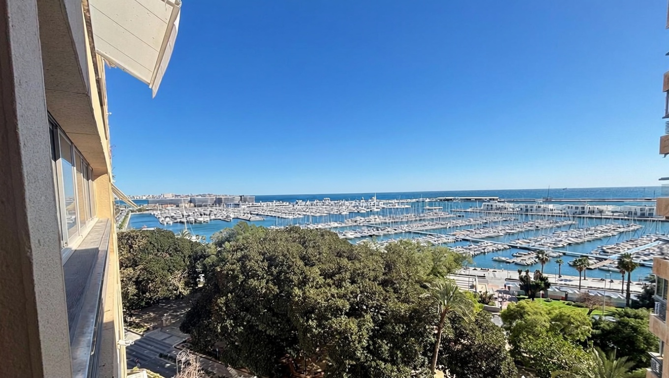 Beachfront flat in Alicante — Sea view