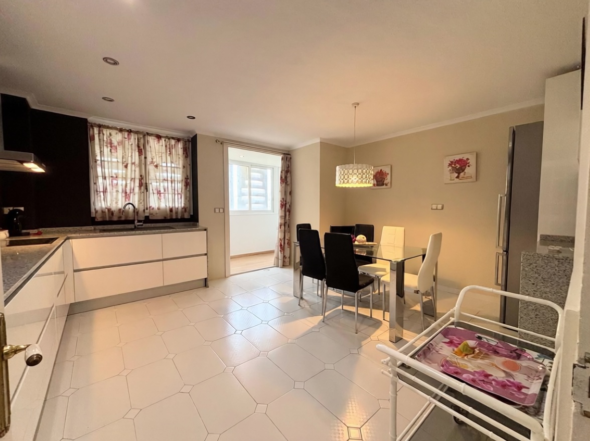 Beachfront flat in Alicante — Kitchen