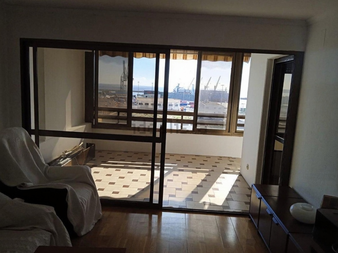 Piso en primera línea de playa en Alicante — Salón