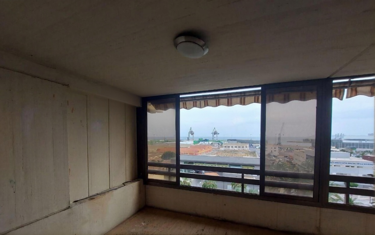 Piso en primera línea de playa en Alicante — Dormitorio