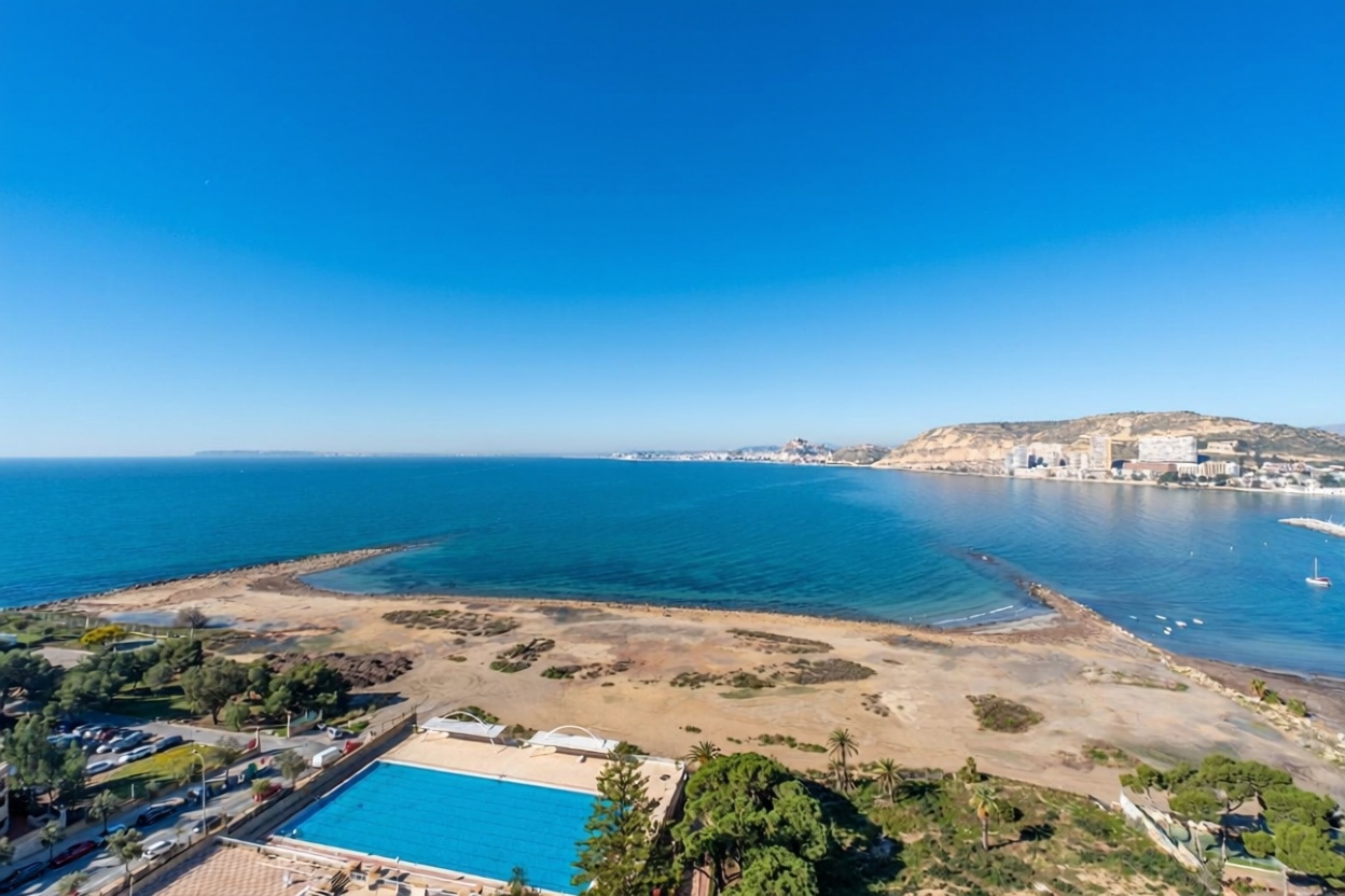 Piso en primera línea de playa en Alicante — Vista mar