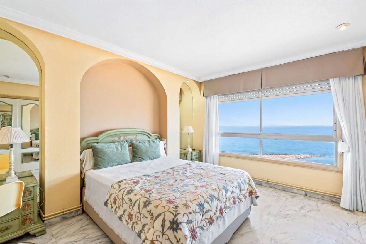 Piso en primera línea de playa en Alicante — Dormitorio