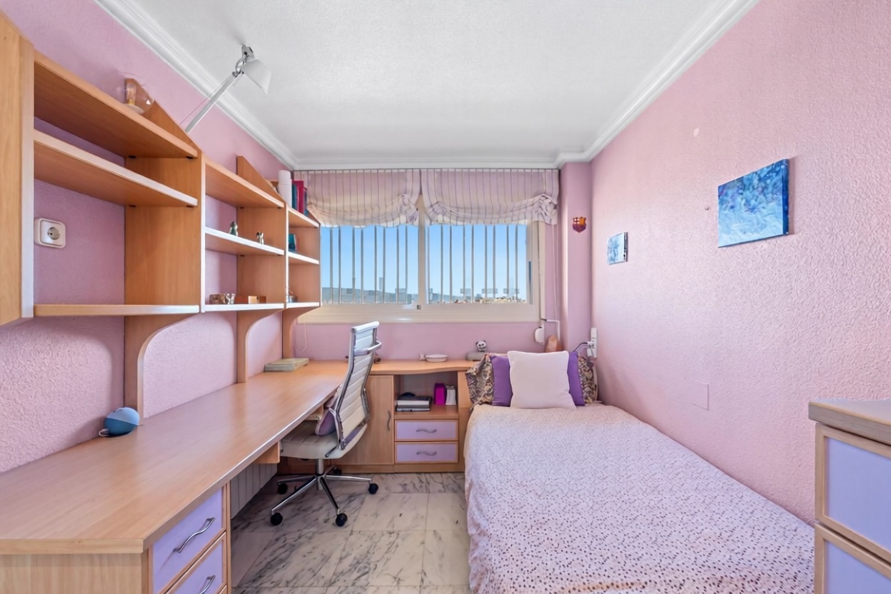 Piso en primera línea de playa en Alicante — Dormitorio