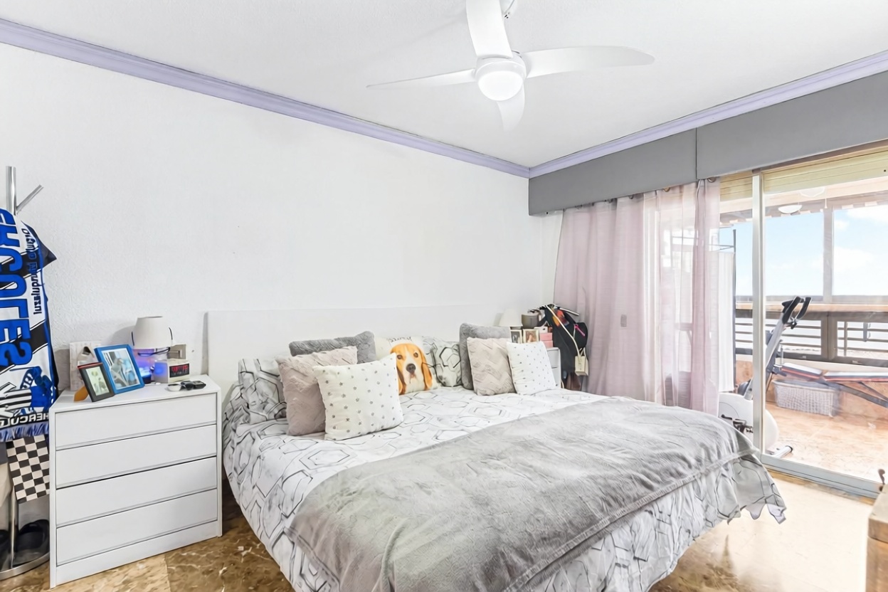 Apartamento em primeira linha de praia em Alicante — Quarto
