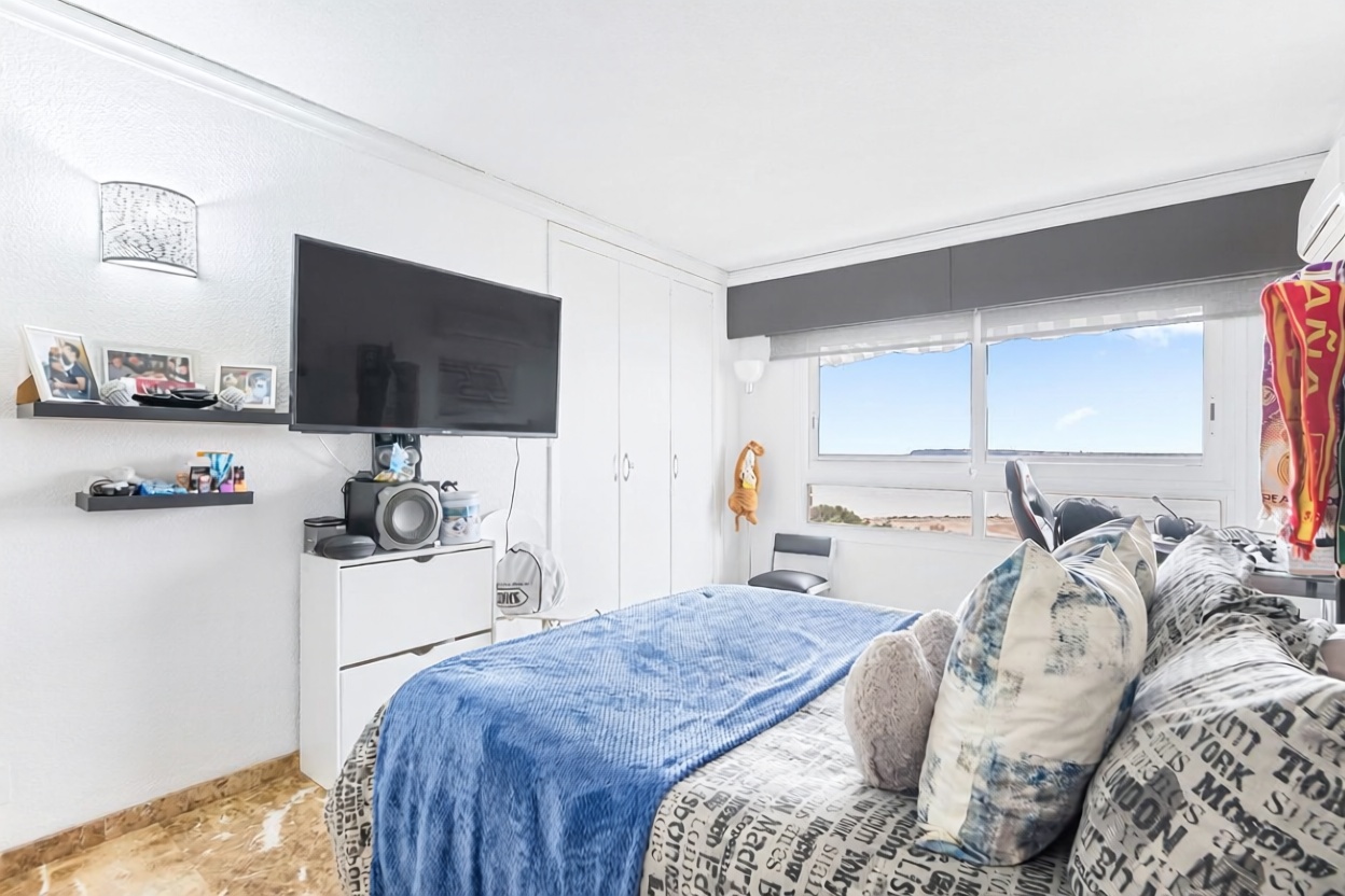 Apartamento em primeira linha de praia em Alicante — Quarto