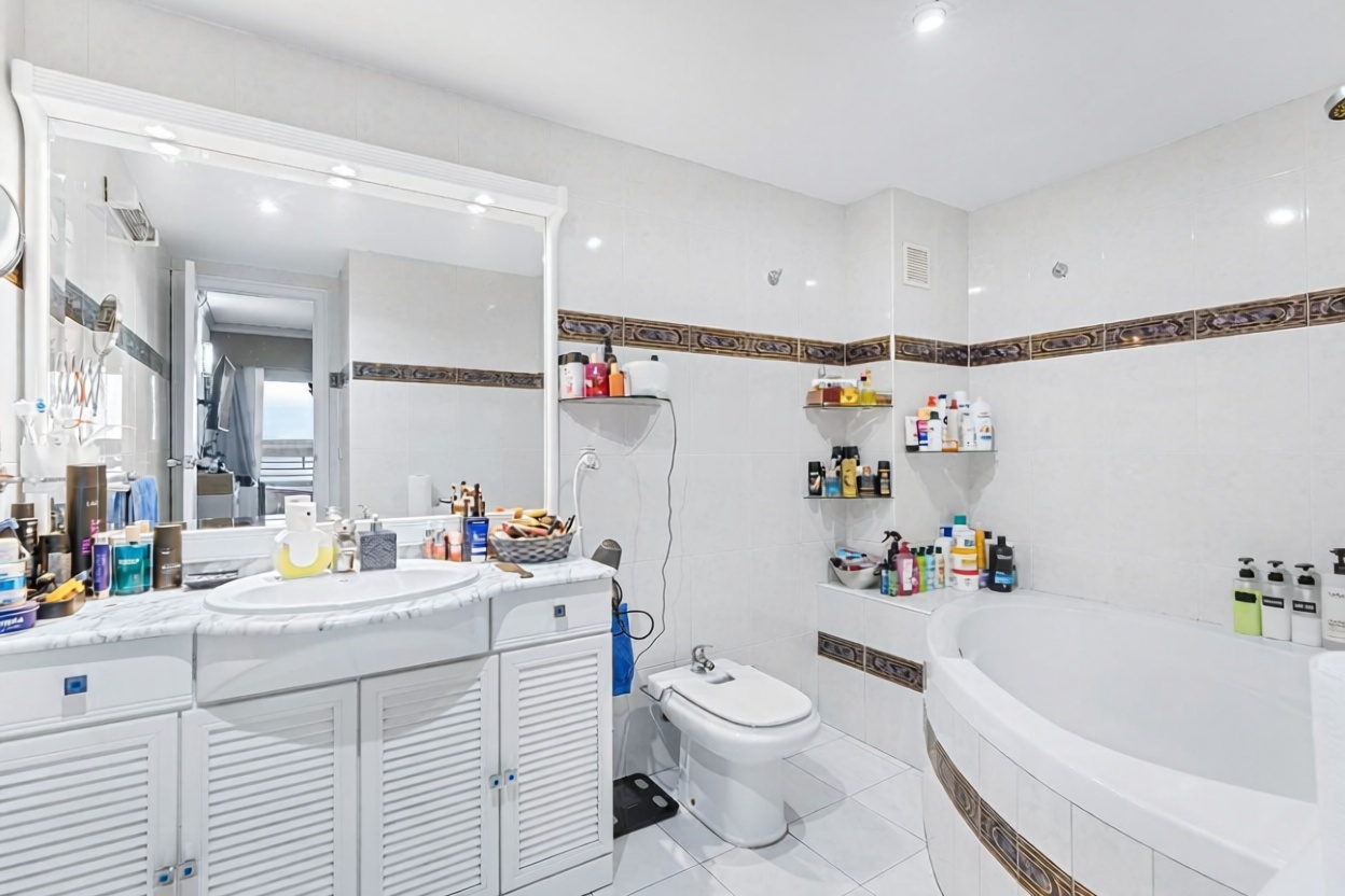Apartamento em primeira linha de praia em Alicante — Casa banho