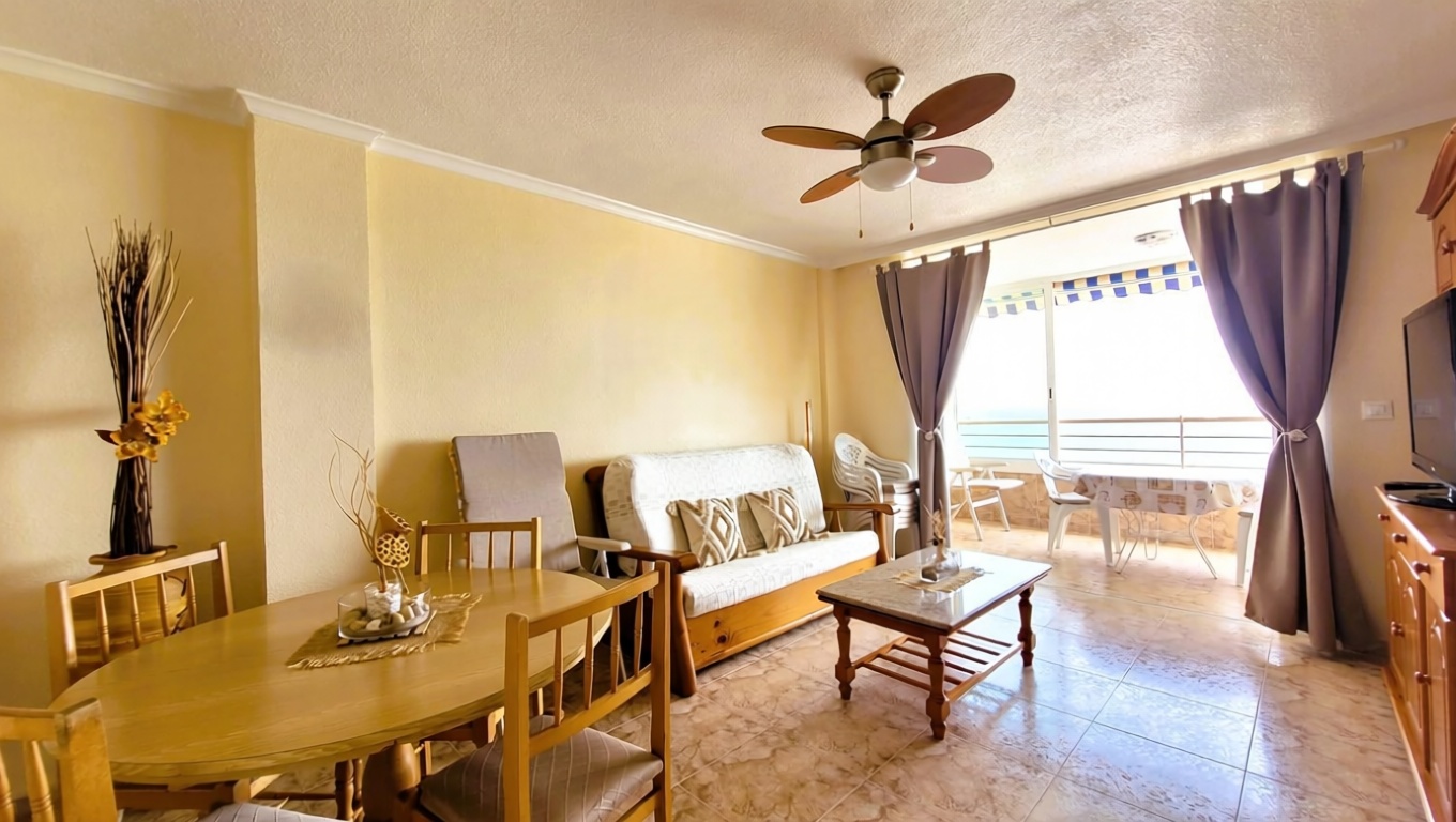 Beachfront flat in Alicante — Living room