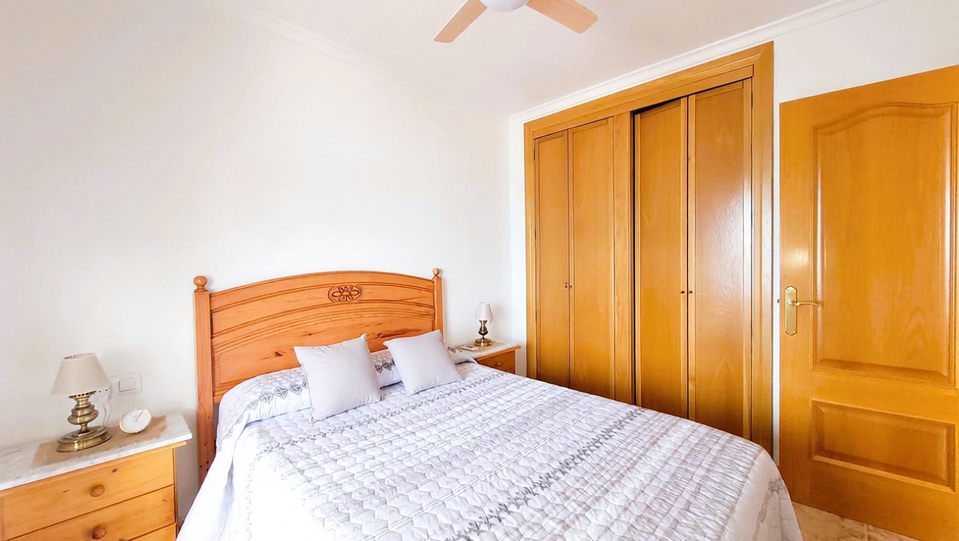 Beachfront flat in Alicante — Bedroom