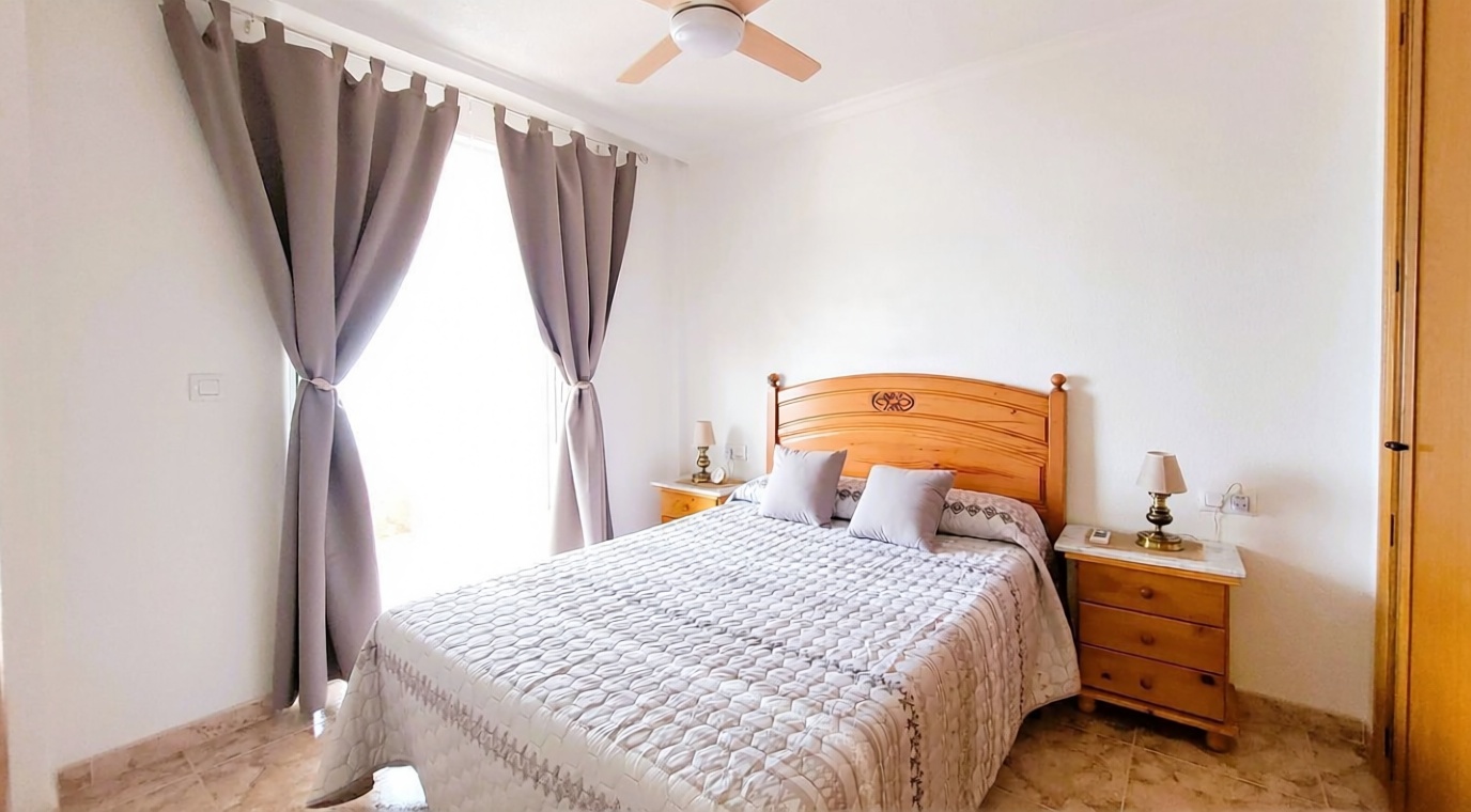 Beachfront flat in Alicante — Bedroom