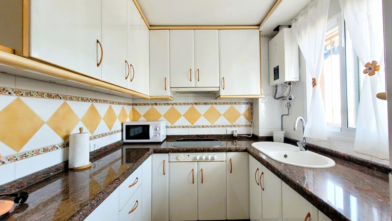 Beachfront flat in Alicante — Kitchen