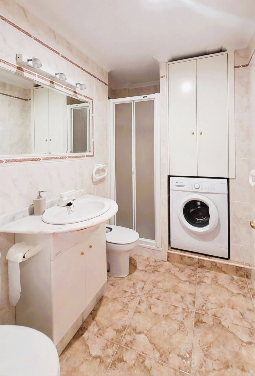 Beachfront flat in Alicante — Bathroom