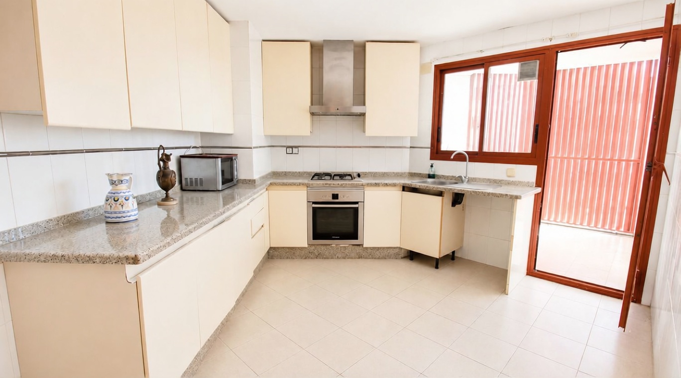Appartement en première ligne de plage à Alicante — Cuisine