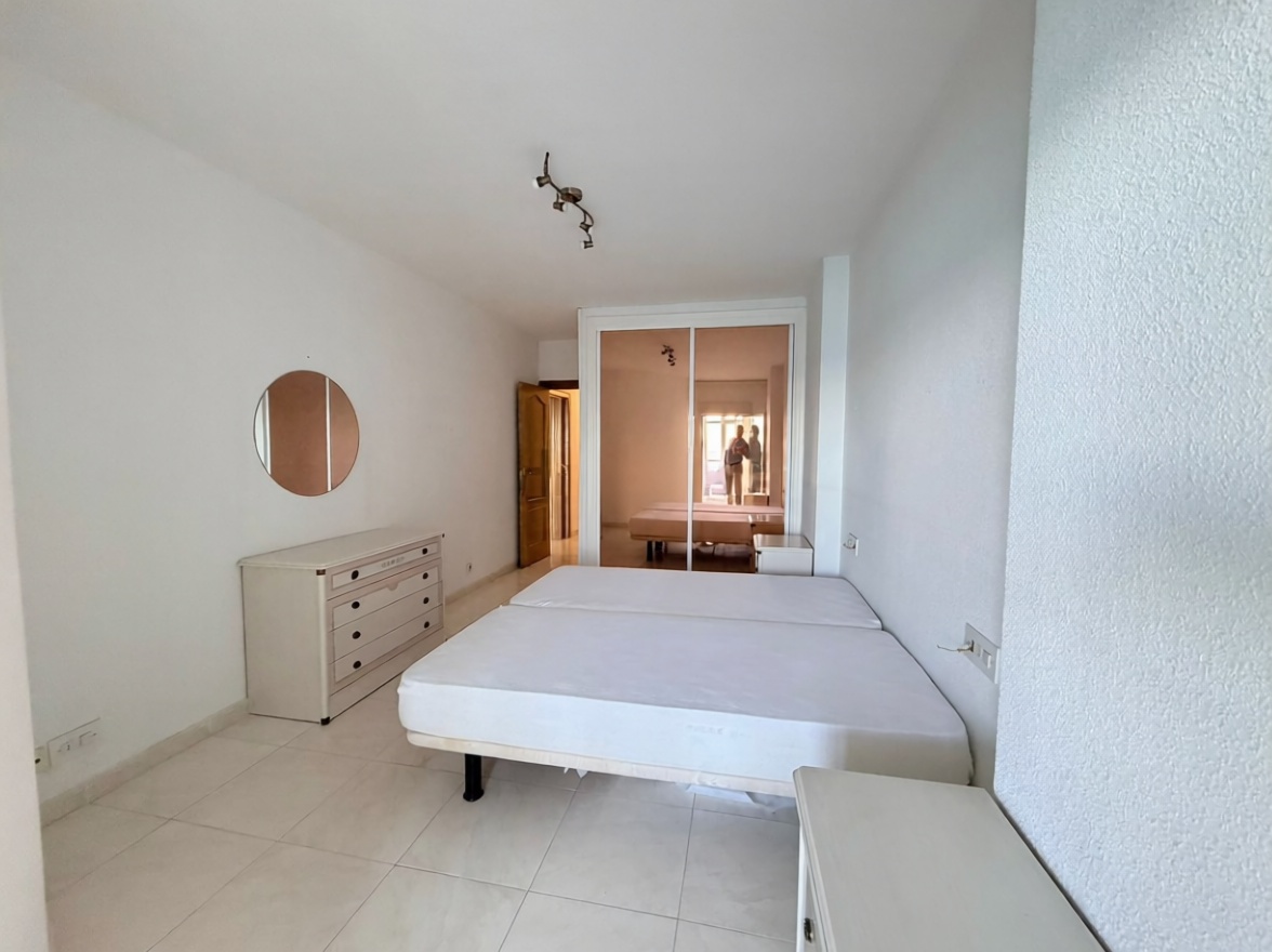 Piso en primera línea de playa en Alicante — Dormitorio