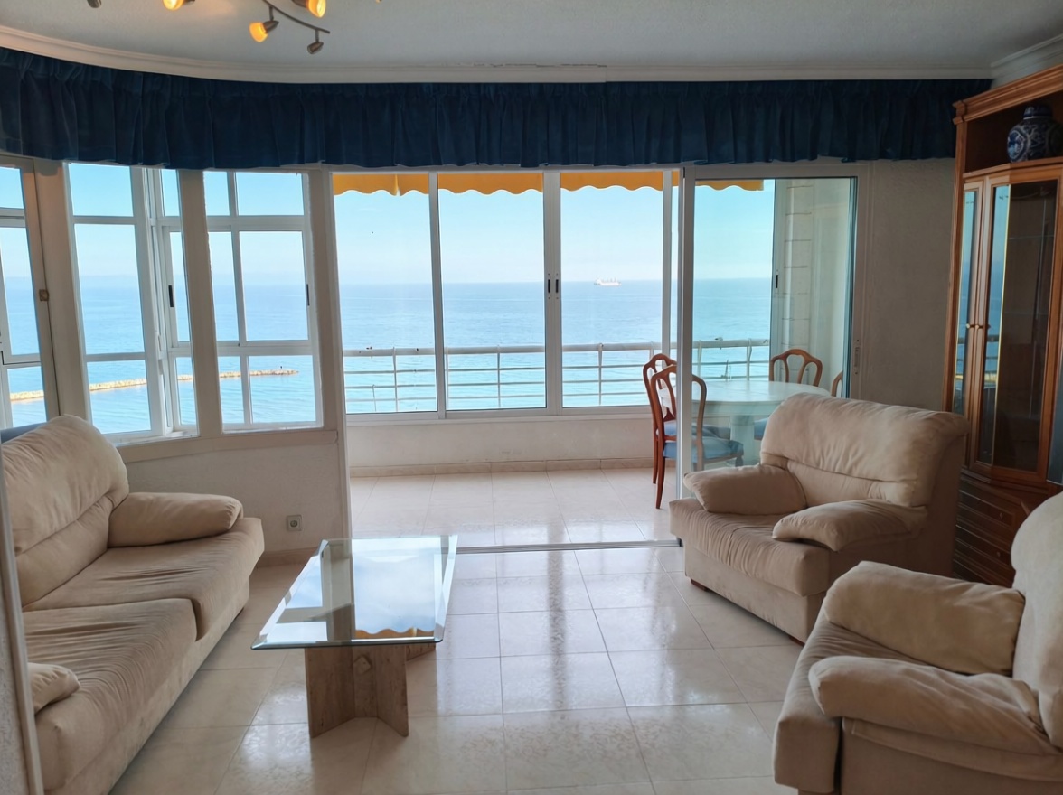 Piso en primera línea de playa en Alicante — Salón