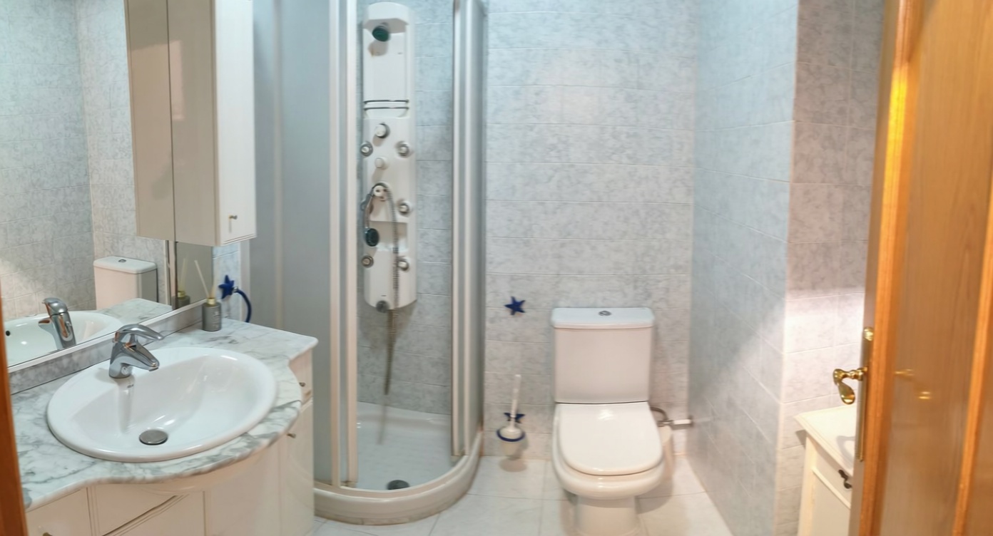 Piso en primera línea de playa en Alicante — Baño
