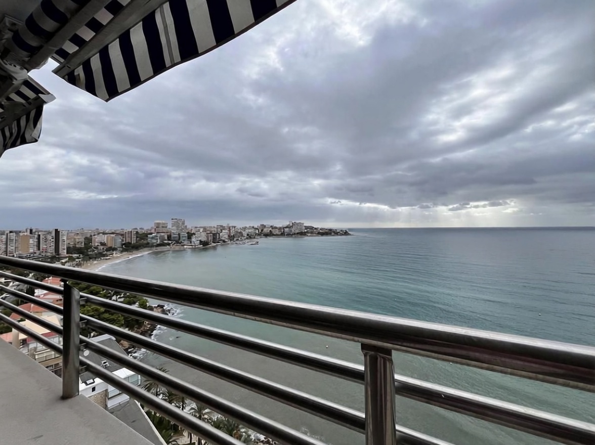 Piso en primera línea de playa en Alicante — Vista mar
