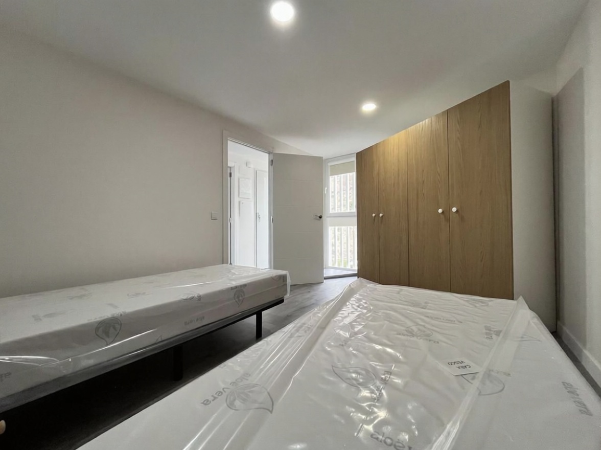 Piso en primera línea de playa en Alicante — Dormitorio