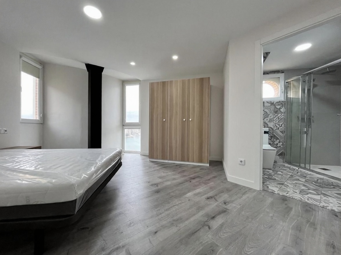 Piso en primera línea de playa en Alicante — Dormitorio