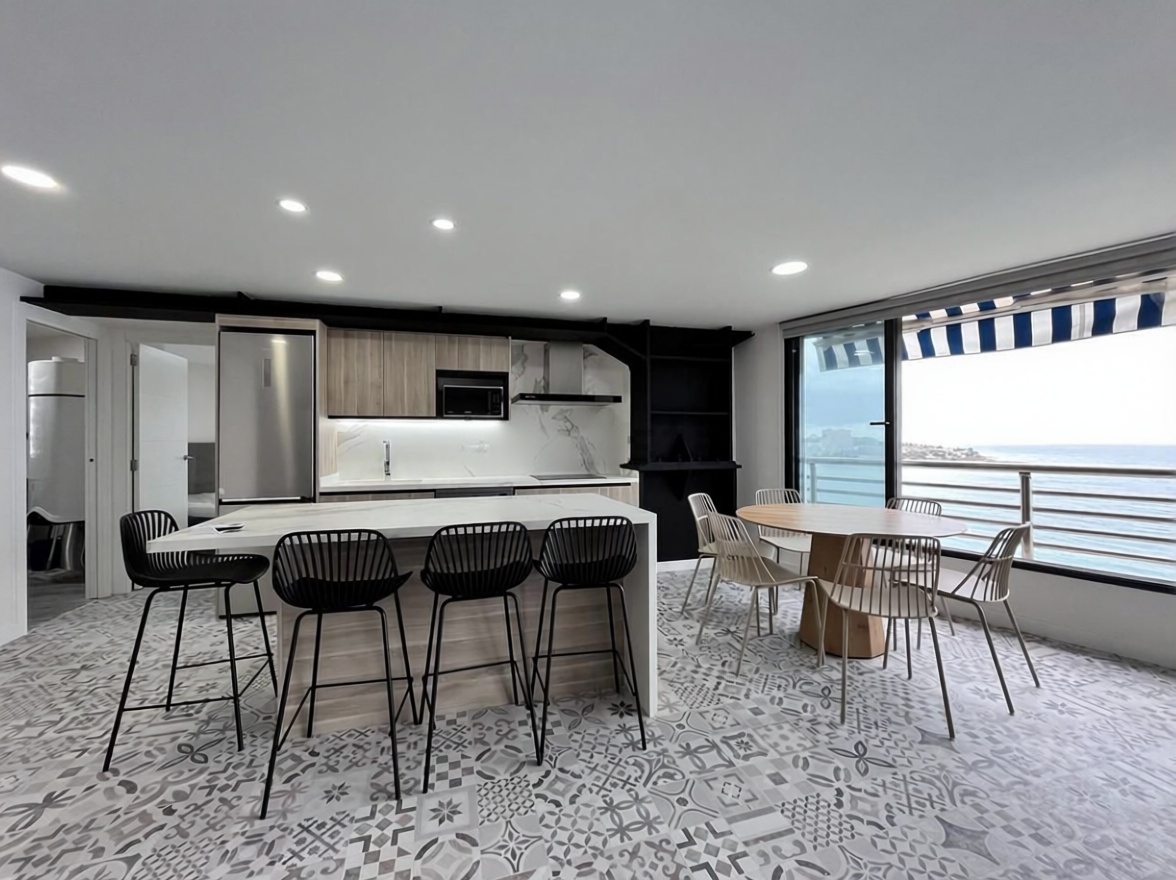 Piso en primera línea de playa en Alicante — Cocina