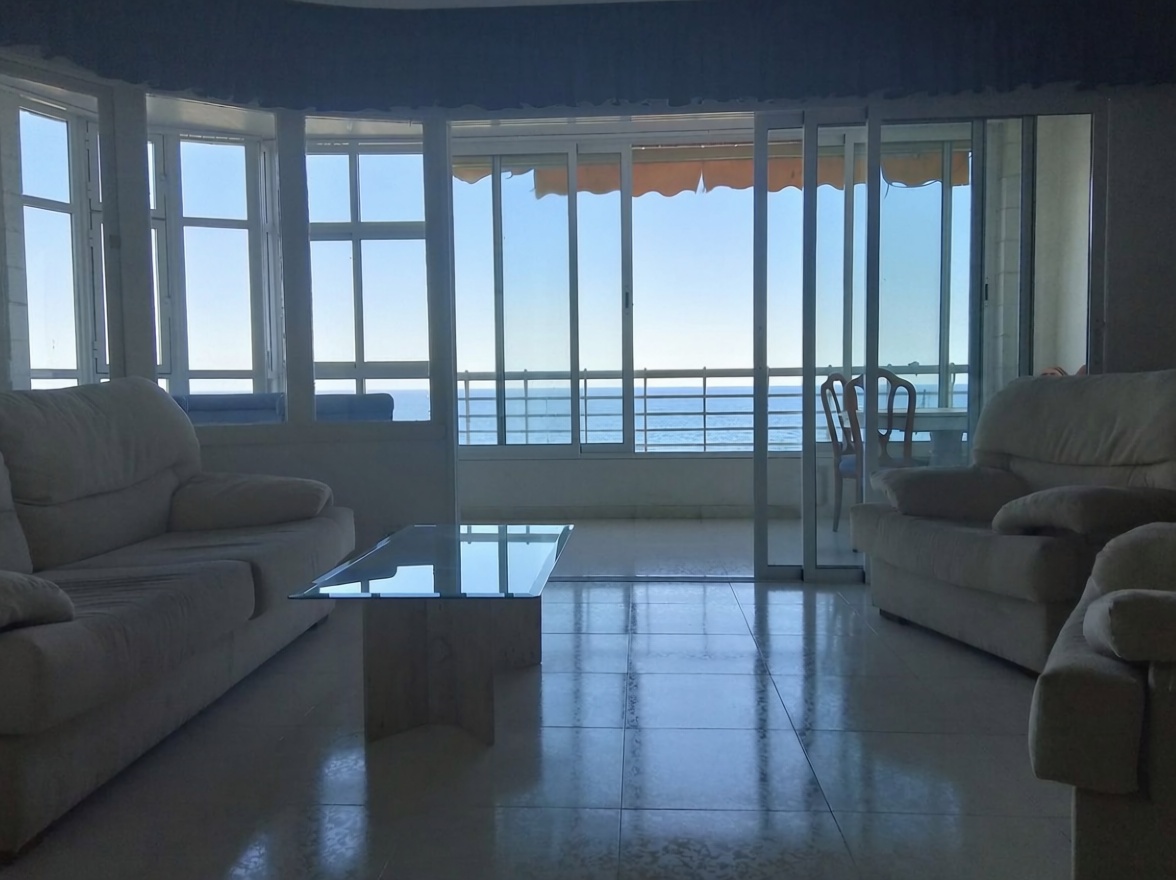 Piso en primera línea de playa en Alicante — Salón