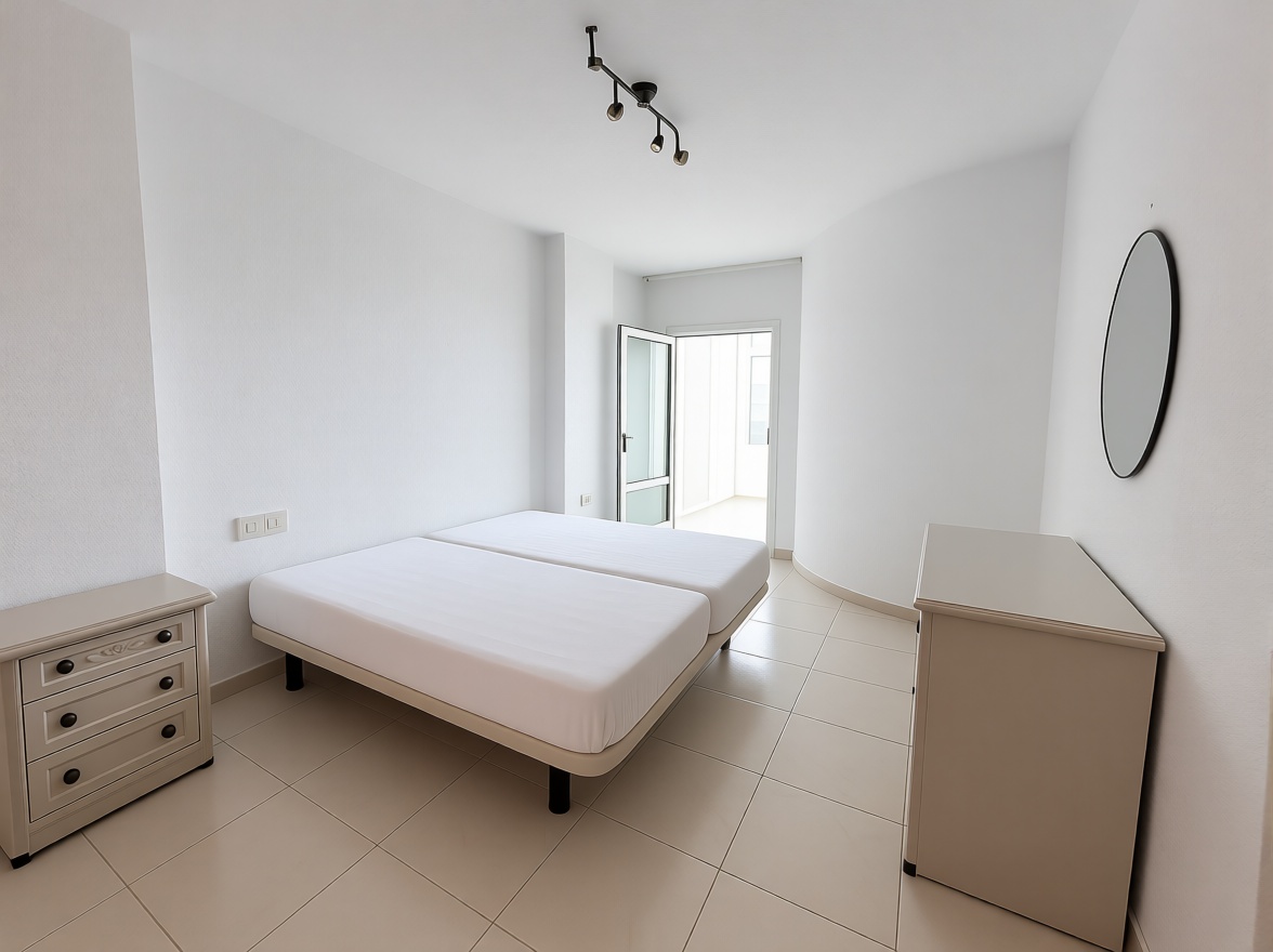 Beachfront flat in Alicante — Bedroom