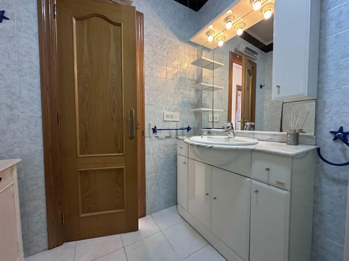 Beachfront flat in Alicante — Kitchen
