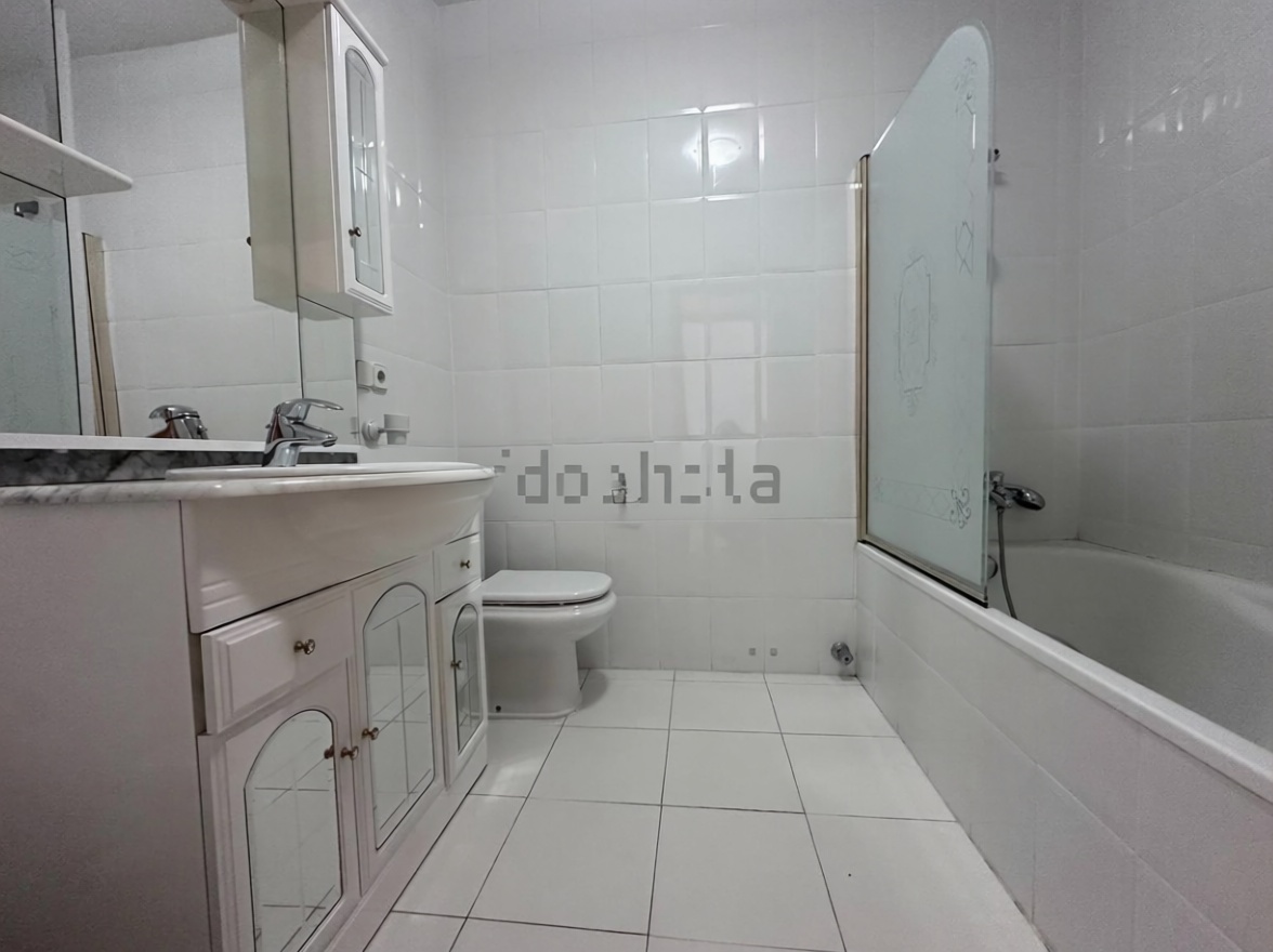 Beachfront flat in Alicante — Bathroom