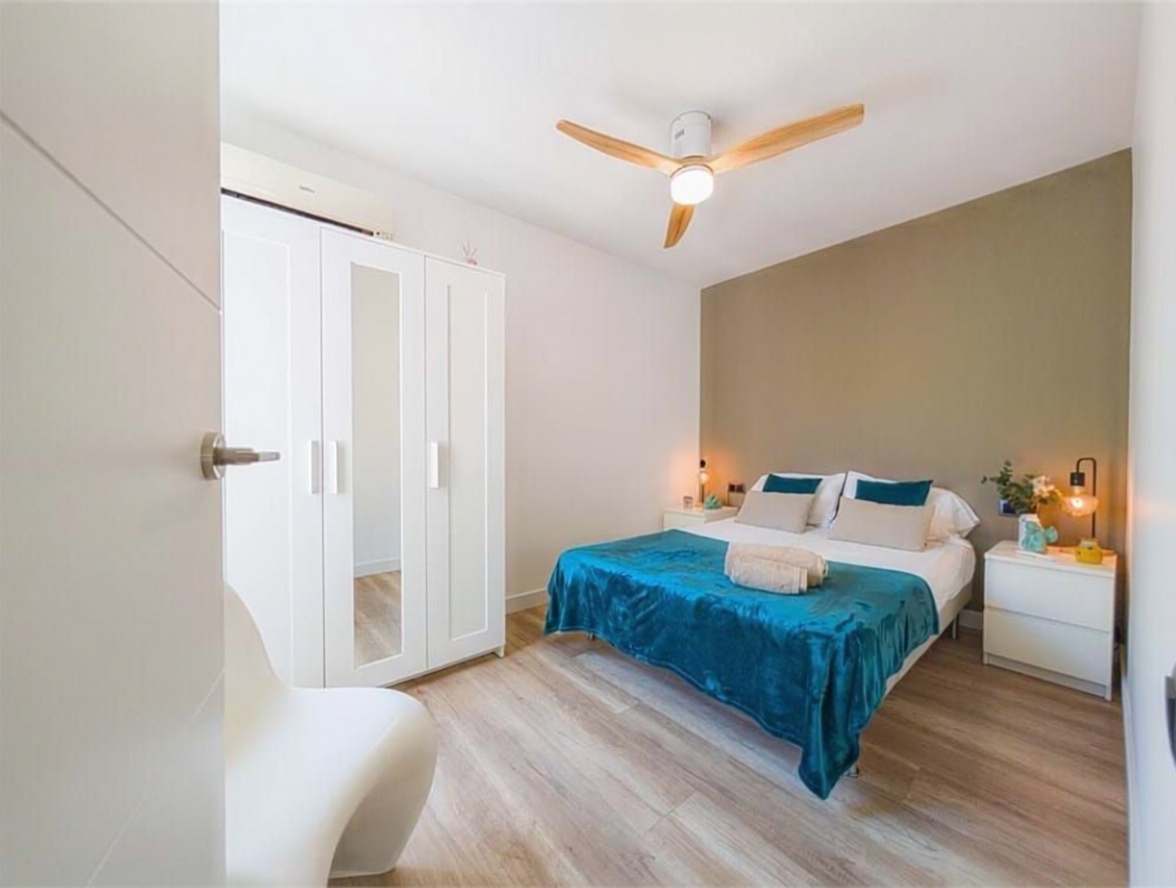 Chalet with direct beach access in Alicante — Bedroom