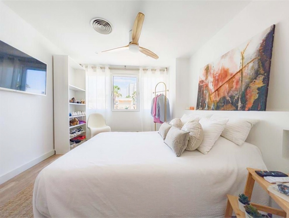 Chalet with direct beach access in Alicante — Bedroom