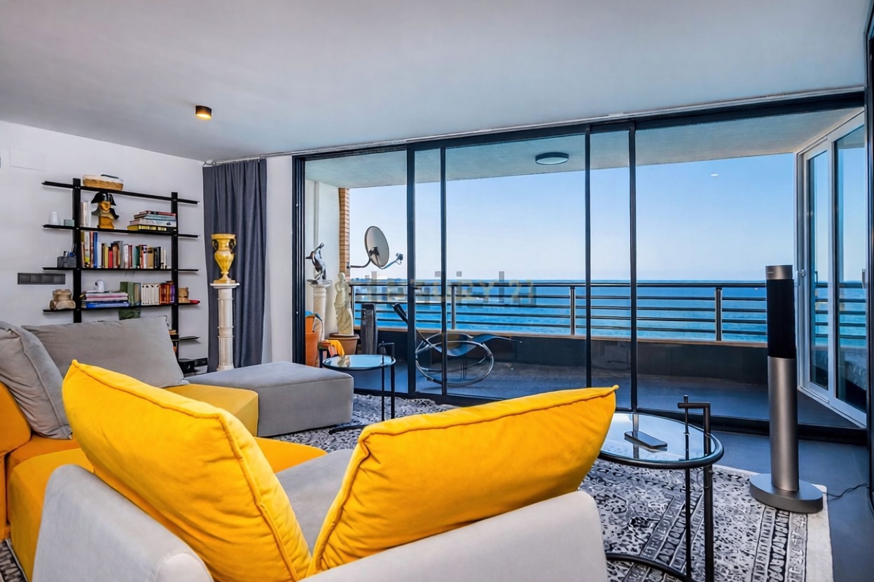 Wohnung in erste Strandlinie in Alicante — Wohnzimmer