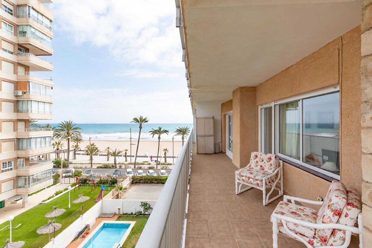 Appartement en première ligne de plage à Alicante — Terrasse mer