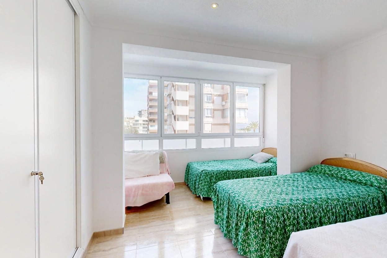 Appartement en première ligne de plage à Alicante — Chambre