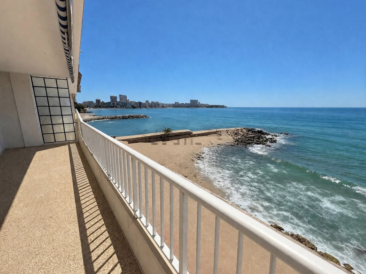 Beachfront flat in Alicante — Sea terrace
