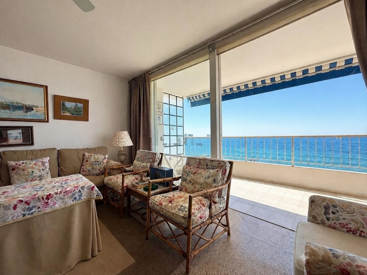 Beachfront flat in Alicante — Living room