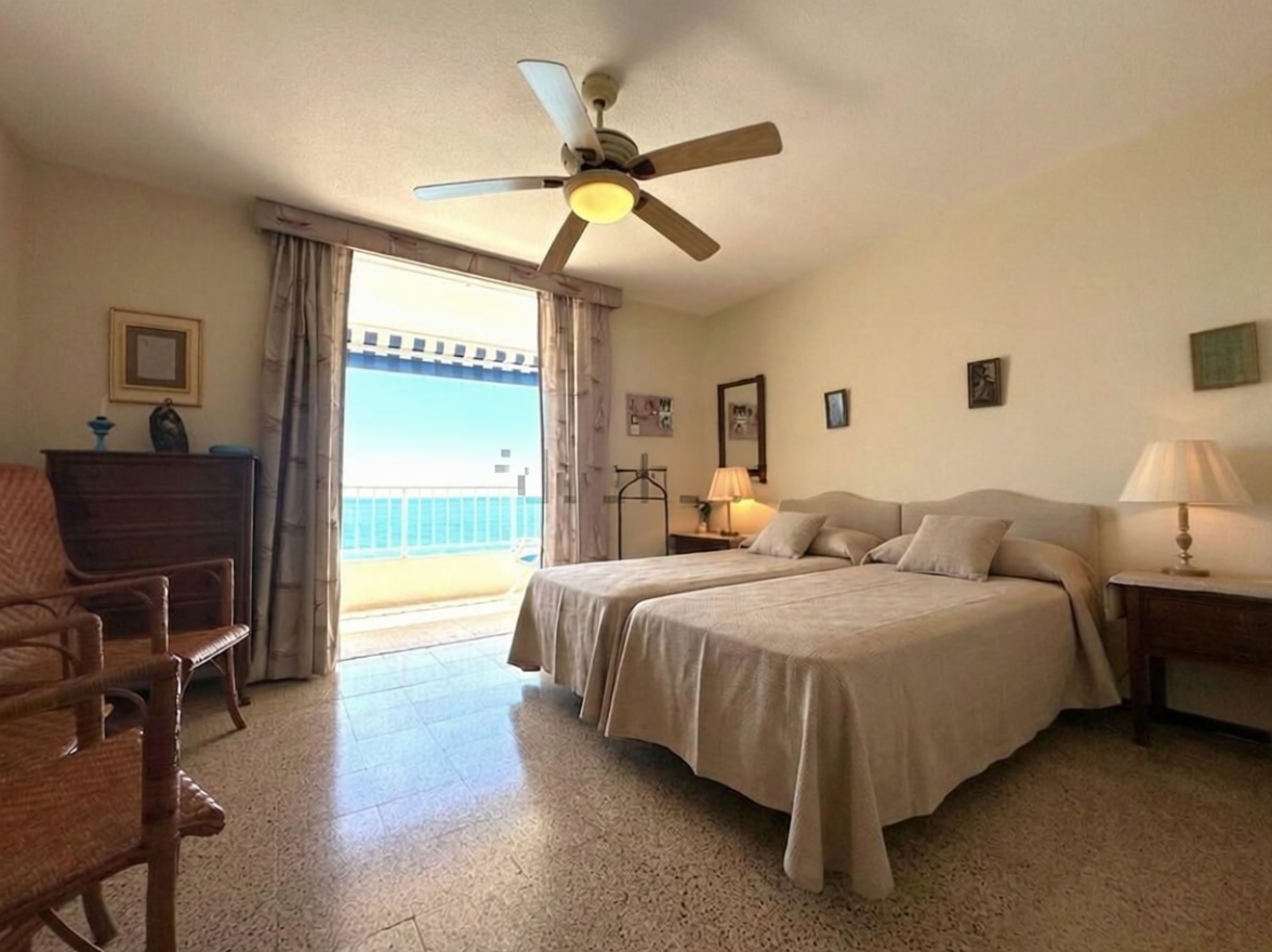 Beachfront flat in Alicante — Bedroom