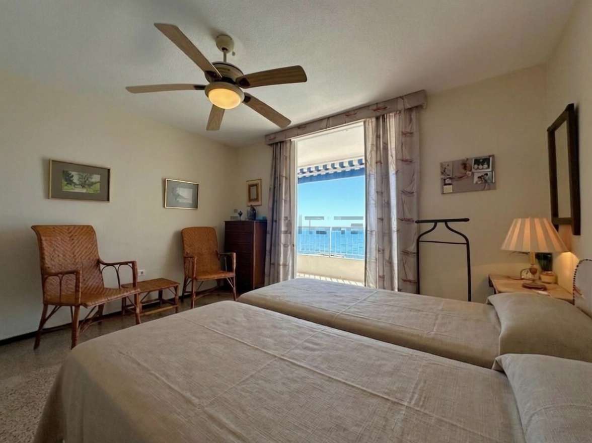 Beachfront flat in Alicante — Bedroom